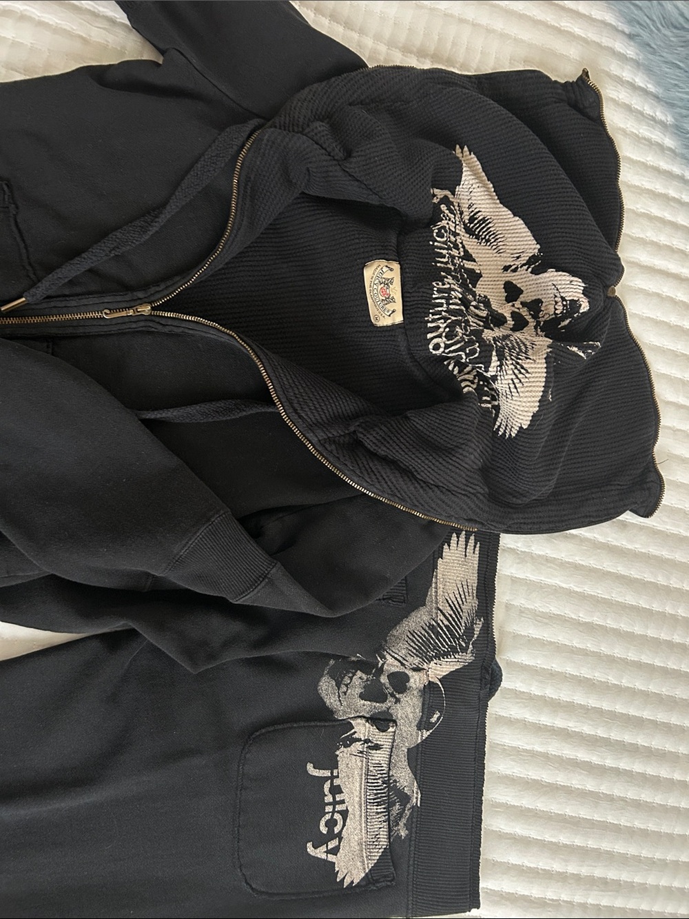 Women’s juicy couture hoodie/pant set with Skull accents.